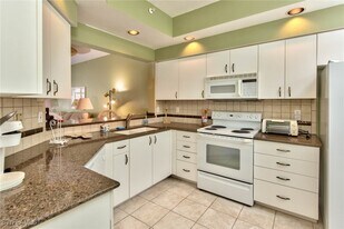 4200 Sawgrass Point Dr in Bonita Springs, FL - Building Photo