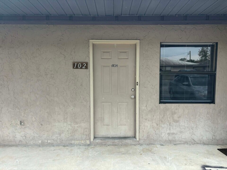 3806 NW Huntsboro St, Unit 102 in Lake City, FL - Building Photo