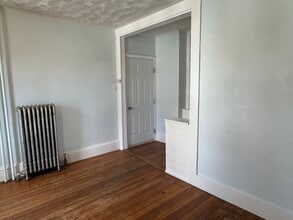 129 Grasmere St, Unit 2R in Newton, MA - Building Photo - Building Photo