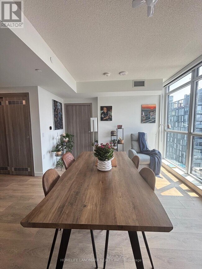 38-4738 Widmer St in Toronto, ON - Building Photo - Building Photo