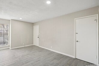 10609 Starcrest Dr, Unit 415 in San Antonio, TX - Building Photo - Building Photo