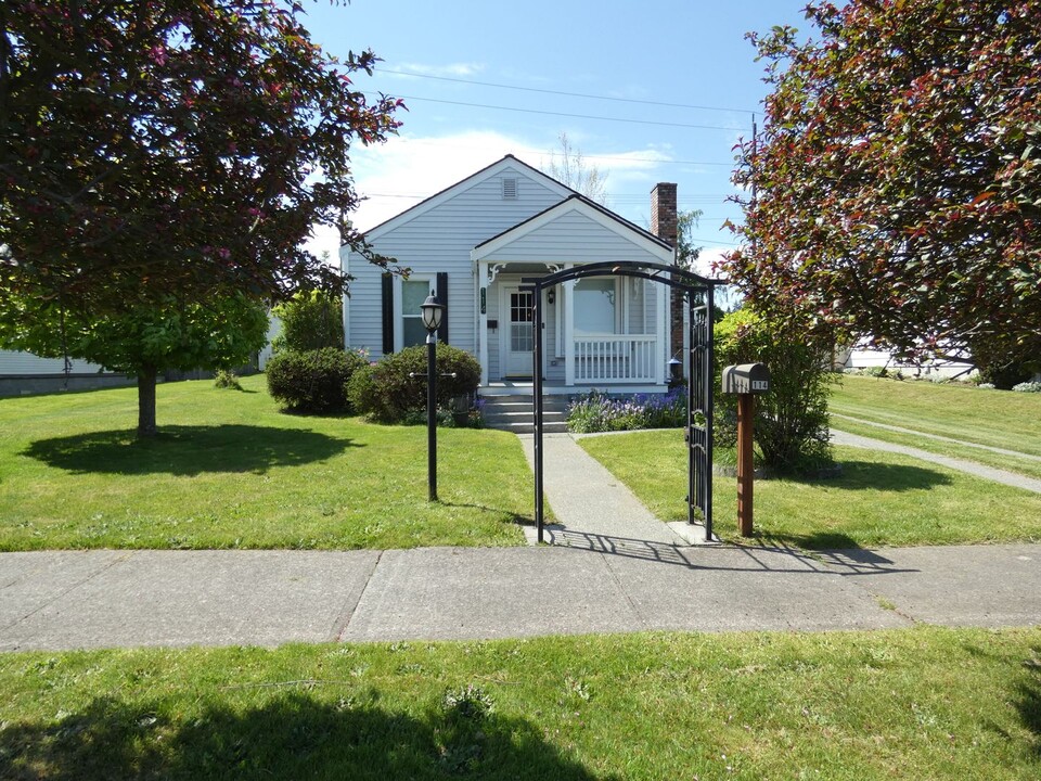 114 W 14th St in Port Angeles, WA - Building Photo