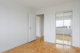 Le Saphir in St. Laurent, QC - Building Photo - Building Photo