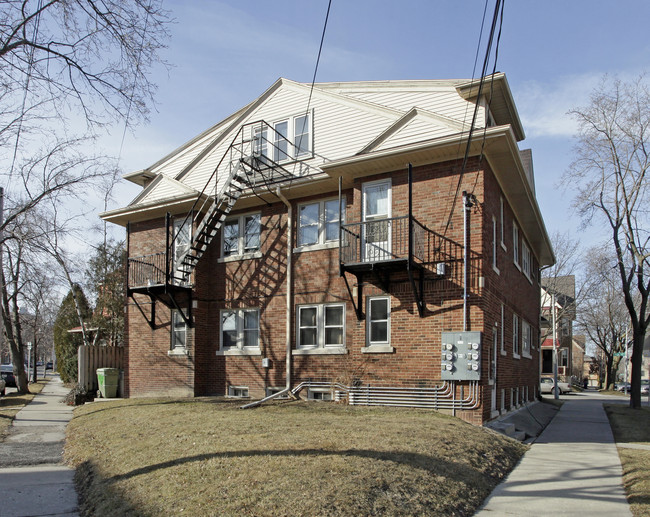 2028 N Newhall St in Milwaukee, WI - Building Photo - Building Photo