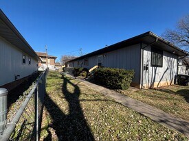 1046 W Elm St in Springfield, MO - Building Photo