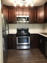 Chateau Studio Village Apartments in North Hollywood, CA - Foto de edificio - Building Photo