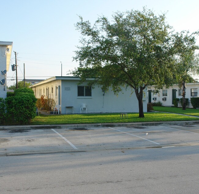 1975 NE 167th St in Miami, FL - Building Photo - Building Photo