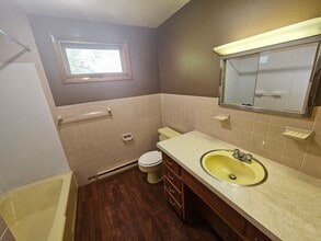 14 Rosemary St, Unit Upstairs Left in Utica, NY - Building Photo - Building Photo