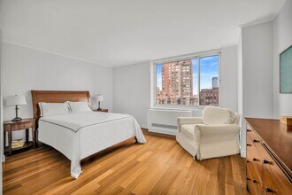 250 S End Ave in New York, NY - Building Photo - Building Photo