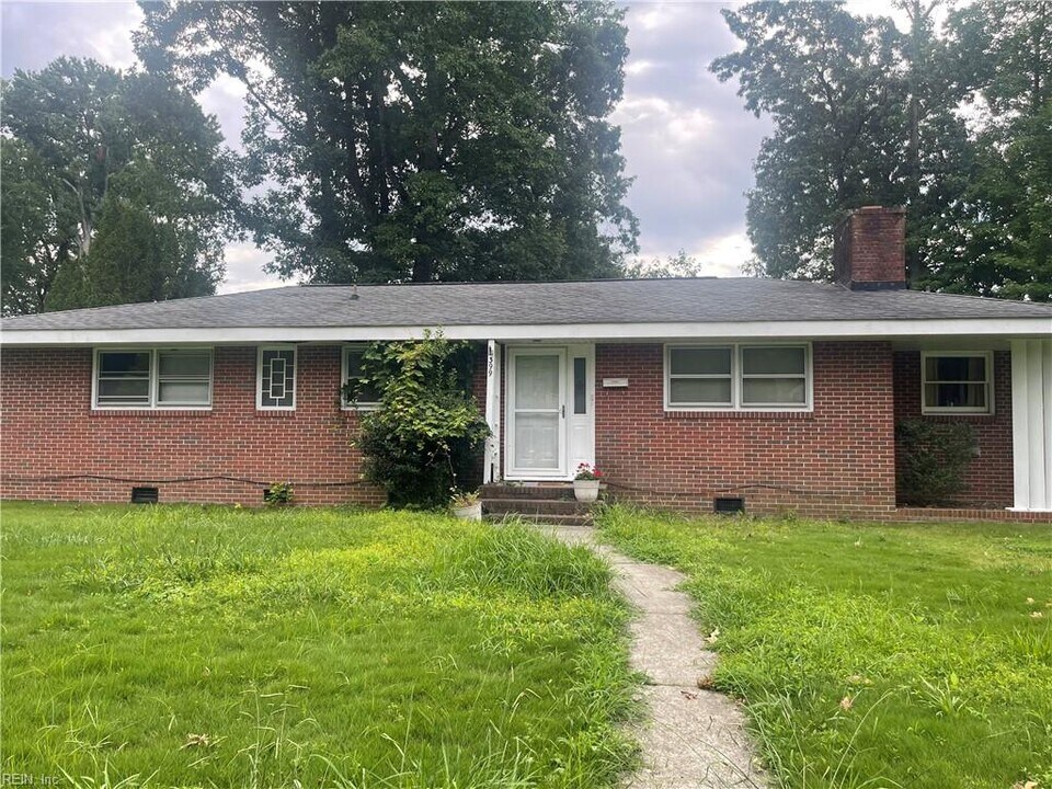 399 Stanton Rd in Newport News, VA - Building Photo