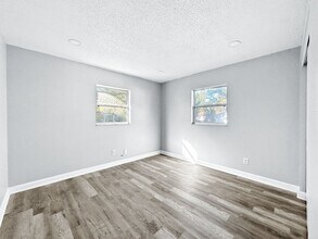 7810 64th St N in Pinellas Park, FL - Foto de edificio - Building Photo