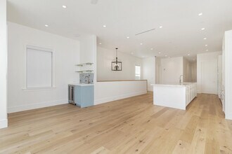 261 Royal Poinciana Way in Palm Beach, FL - Building Photo - Building Photo