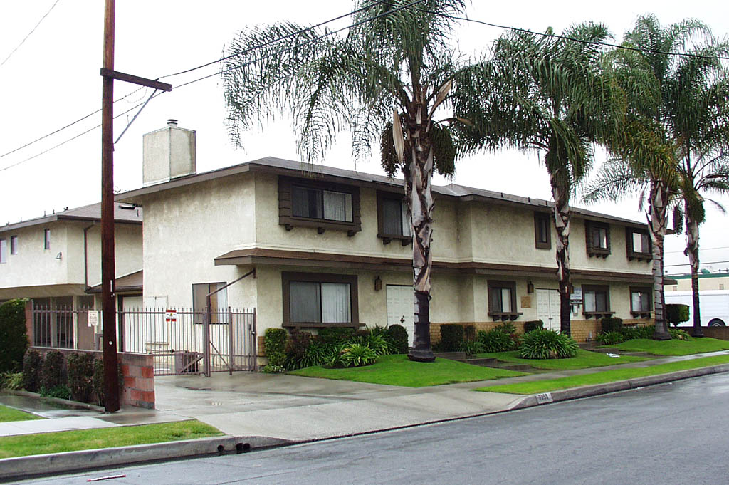 Cole Street in Downey, CA - Foto de edificio