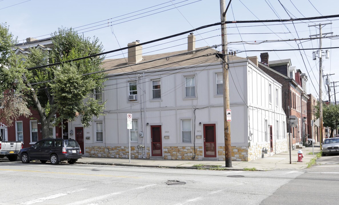 2421-2425 Sarah St in Pittsburgh, PA - Foto de edificio
