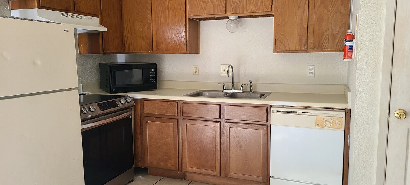 1106 Verde Dr in Bryan, TX - Building Photo