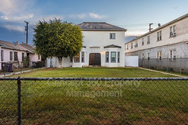 1610 Chestnut Ave in Long Beach, CA - Building Photo - Building Photo