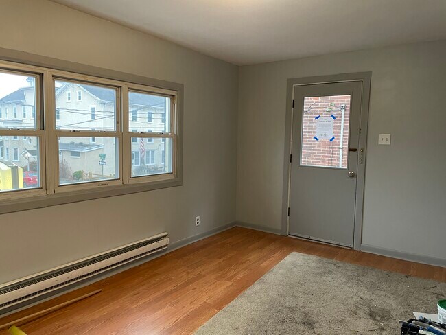 320 Main St, Unit 2nd Floor in East Greenville, PA - Foto de edificio - Building Photo