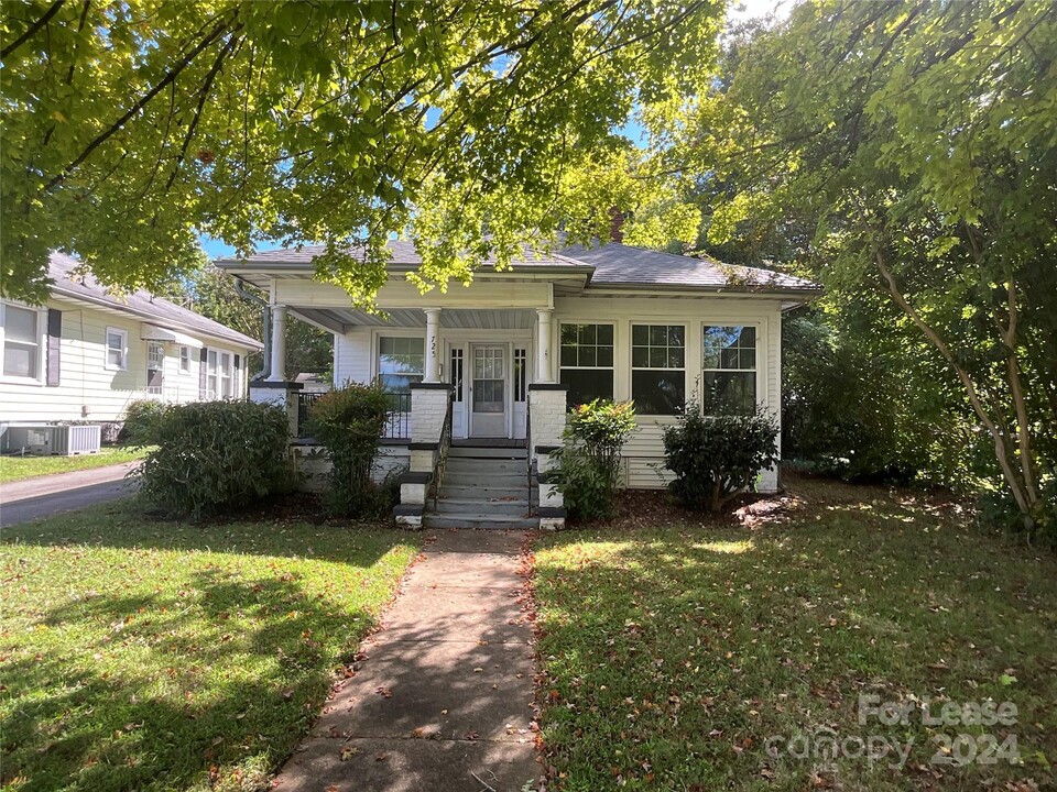 725 Lincolnton Rd in Salisbury, NC - Building Photo