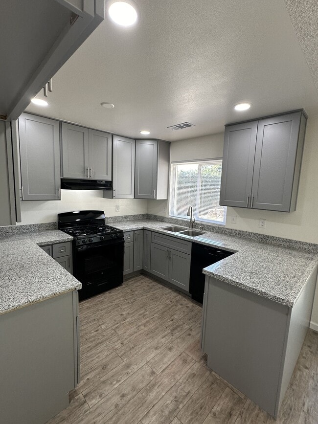 1107 E Sunnyview Ave in Visalia, CA - Building Photo - Building Photo