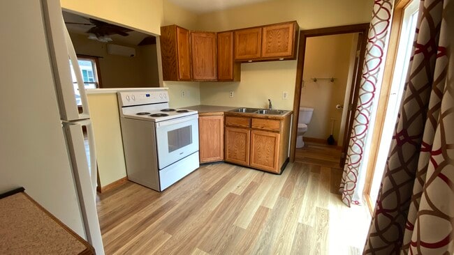 18 Center St, Unit 2 in Easthampton, MA - Building Photo - Building Photo