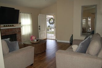 15444 Old Castle Rd in Fontana, CA - Foto de edificio - Building Photo
