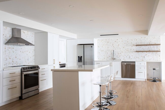 3 Grove Isle Dr in Miami, FL - Building Photo - Building Photo