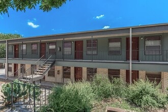 Leon Trace Apartments in San Antonio, TX - Foto de edificio - Building Photo