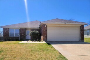 829 Beaver Creek Dr in Burleson, TX - Building Photo
