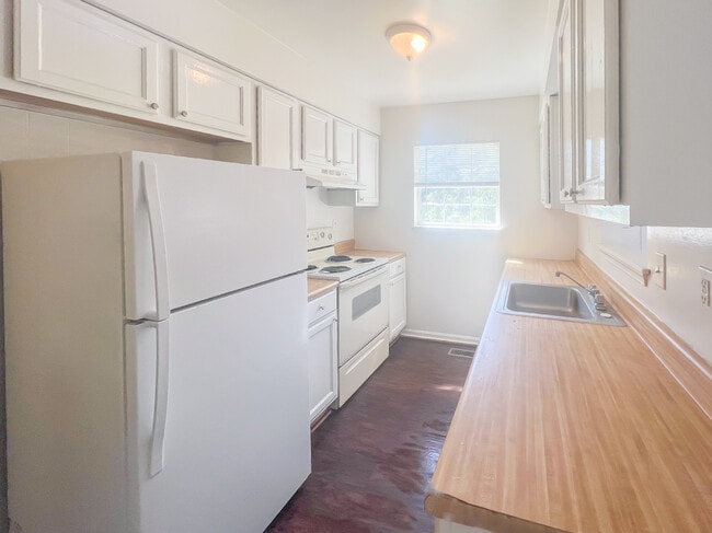 160 Lancaster Creek Dr in Lancaster, VA - Foto de edificio - Building Photo