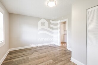 2126 Dequincy St in Indianapolis, IN - Foto de edificio - Building Photo