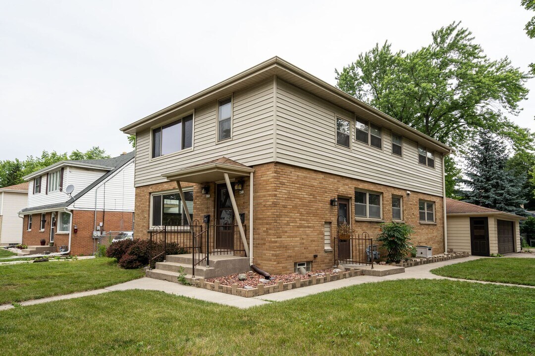 422 Gascoigne Dr in Waukesha, WI - Building Photo