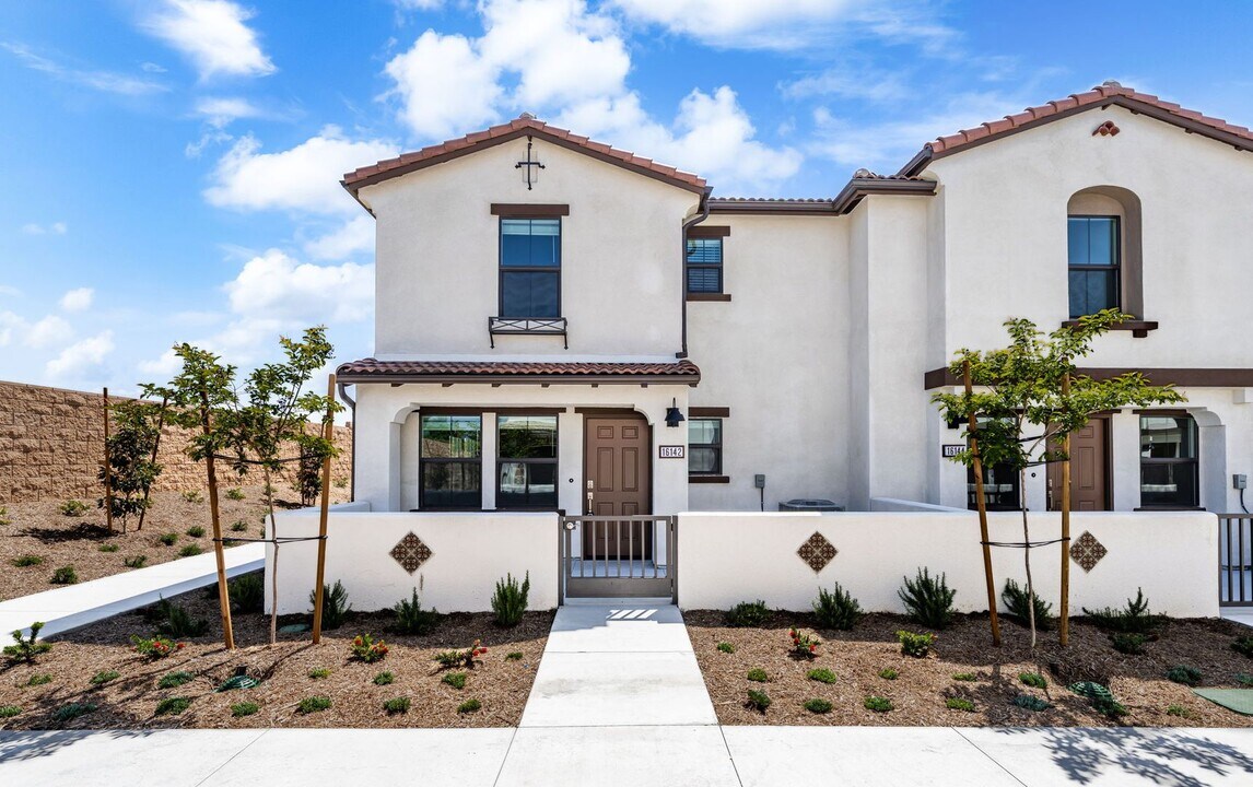 16142 Lumia Wy in Fontana, CA - Building Photo