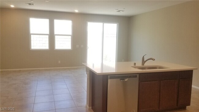 5669 Warm Light St, Unit 76 in Las Vegas, NV - Building Photo - Building Photo