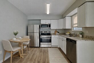 923 NE Westwind Cir in Lee's Summit, MO - Foto de edificio - Building Photo