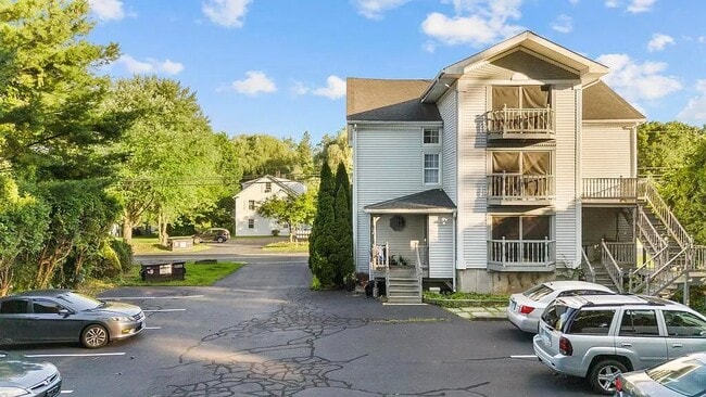 22 Winthrop St in Tariffville, CT - Building Photo - Building Photo