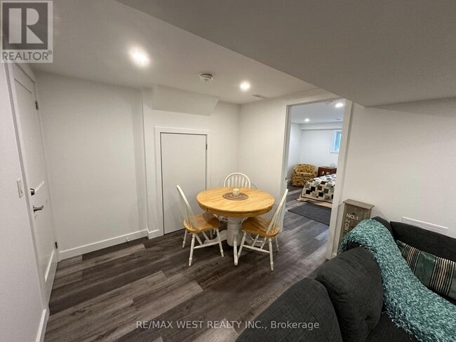 237 Mullen Dr in Vaughan, ON - Building Photo - Building Photo