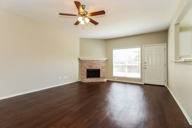 1945 Hobart Ln in Lewisville, TX - Foto de edificio - Building Photo