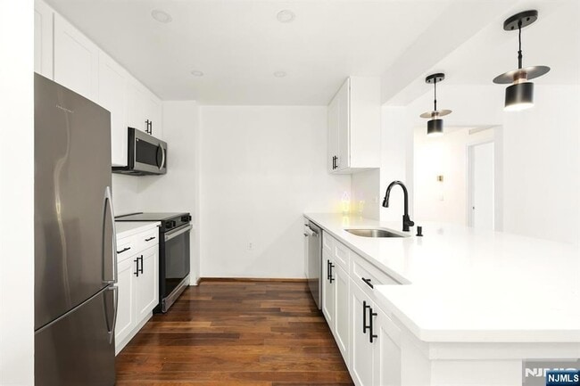 3109 City Pl in Edgewater, NJ - Building Photo - Building Photo