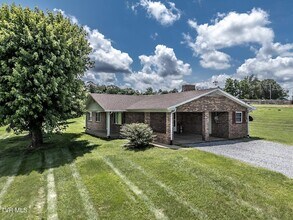 3655 W Allens Bridge Rd in Greeneville, TN - Building Photo - Building Photo