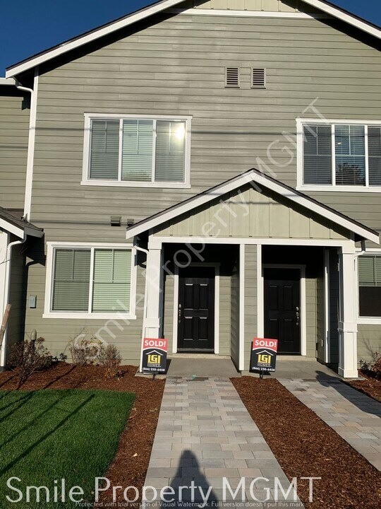 24 NE 134th Pl in Portland, OR - Building Photo