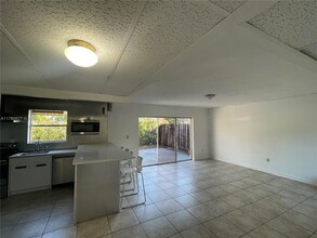7132 NW 169th St in Hialeah, FL - Foto de edificio - Building Photo
