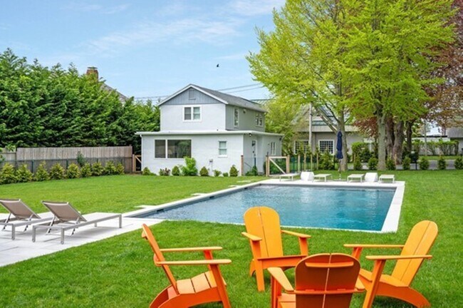 70 Powell Ave in Southampton, NY - Building Photo - Building Photo
