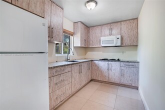 2301 NW 98th St-Unit -2311 in Miami, FL - Building Photo - Building Photo