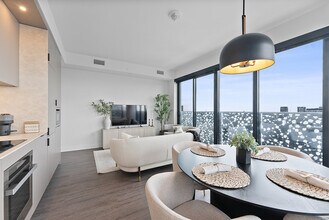 55 Charles St E in Toronto, ON - Building Photo - Building Photo