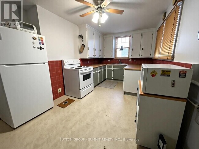 16 Kingsway Dr in Hamilton, ON - Building Photo - Building Photo