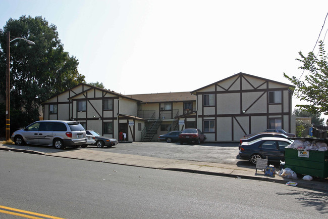 1117 Helix St in Spring Valley, CA - Foto de edificio - Building Photo