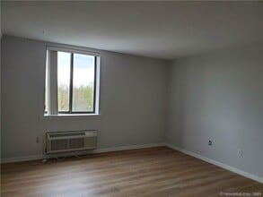 1460 Elm St in Stratford, CT - Building Photo - Building Photo
