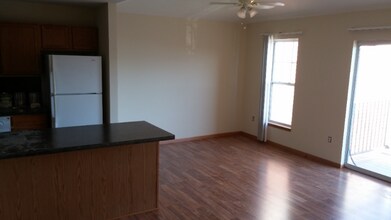 6905 67th St, Unit 303 in Kenosha, WI - Foto de edificio - Building Photo