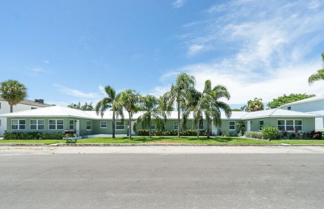 214 Lakeview Ave in Lantana, FL - Building Photo