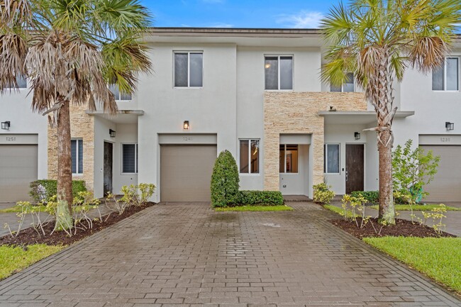 1241 Pioneer Way in Royal Palm Beach, FL - Foto de edificio - Building Photo